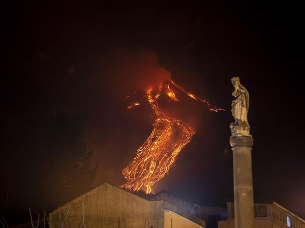 Gunung Api Paling Aktif di Eropa Kembali Erupsi