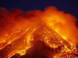 Lebih dari Sepekan Gunung Etna Masih Aktif Semburkan Lava Pijar