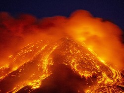 Lebih dari Sepekan Gunung Etna Masih Aktif Semburkan Lava Pijar
