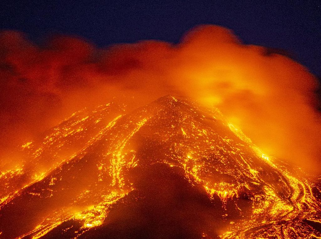 Lebih dari Sepekan Gunung Etna Masih Aktif Semburkan Lava Pijar Lebih dari Sepekan Gunung Etna Masih Aktif Semburkan Lava Pijar