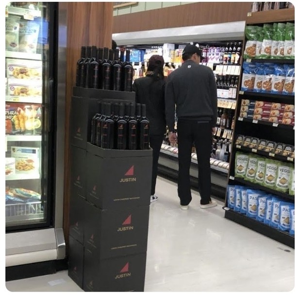 Hyun Bin dan Ye Jin tertangkap sedang bersama di suatu pusat perbelanjaan di Amerika