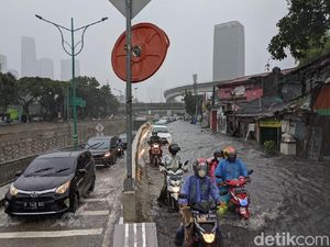 Jakarta Diguyur Hujan, Perempatan Kuningan-Mampang Tergenang