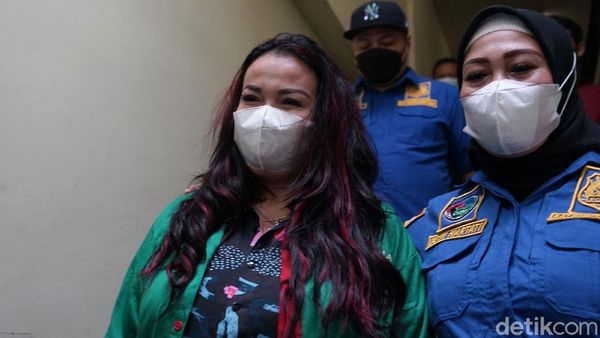 Foto Jennifer Jill Pakai Rompi Tahanan