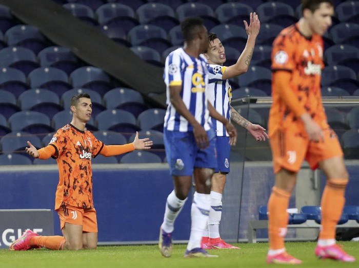 Juventus Cristiano Ronaldo, left, gestures during the Champions League round of 16, first leg, soccer match between FC Porto and Juventus at the Dragao stadium in Porto, Portugal, Wednesday, Feb. 17, 2021. (AP Photo/Luis Vieira)
