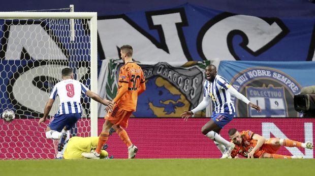 Porto's Moussa Marega, 2nd right, celebrates after scoring his side's second goal during the Champions League round of 16, first leg, soccer match between FC Porto and Juventus at the Dragao stadium in Porto, Portugal, Wednesday, Feb. 17, 2021. (AP Photo/Luis Vieira)
