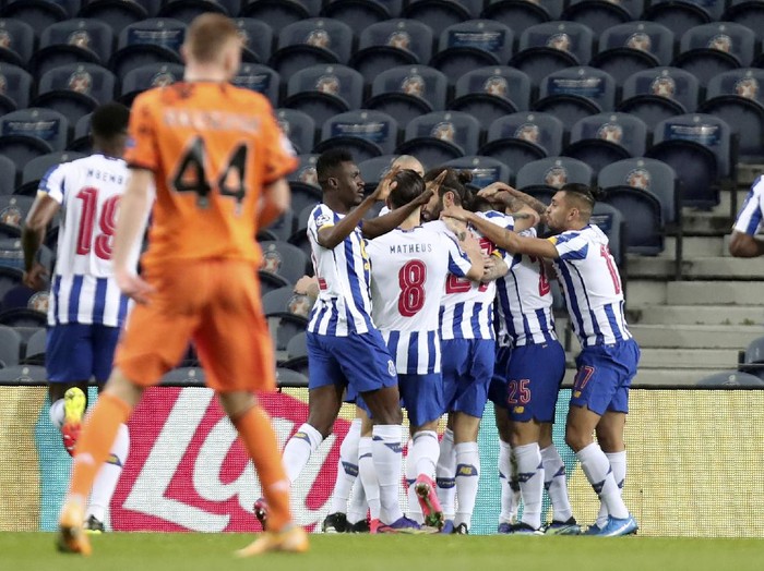 Porto players celebrate after Porto's Mehdi Taremi scored the opening goal during the Champions League round of 16, first leg, soccer match between FC Porto and Juventus at the Dragao stadium in Porto, Portugal, Wednesday, Feb. 17, 2021. (AP Photo/Luis Vieira)