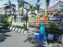 Usut Pengadaan Buku Matur Jujur, Kejari Klaten Terima Belasan Karangan Bunga