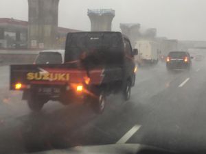 Awas Salah Kaprah! Ini Aturan Penggunaan Lampu Hazard yang Benar Awas Salah Kaprah! Ini Aturan Penggunaan Lampu Hazard yang Benar