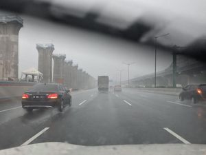 Masih Pakai Lampu Hazard saat Hujan atau Kabut? Polisi Bilang Begini Masih Pakai Lampu Hazard saat Hujan atau Kabut? Polisi Bilang Begini