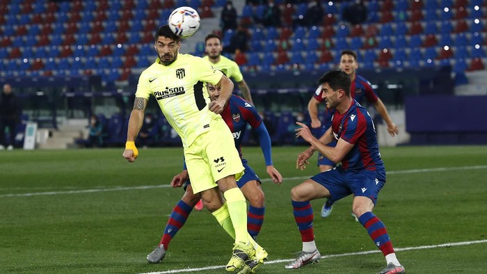VALENCIA, SPAIN - FEBRUARY 17: Luis Suarez of Atletico de Madrid wins a header during the La Liga Santander match between Levante UD and Atletico Madrid at Ciutat de Valencia on February 17, 2021 in Valencia, Spain. Sporting stadiums around Spain remain under strict restrictions due to the Coronavirus Pandemic as Government social distancing laws prohibit fans inside venues resulting in games being played behind closed doors. (Photo by Eric Alonso/Getty Images)
