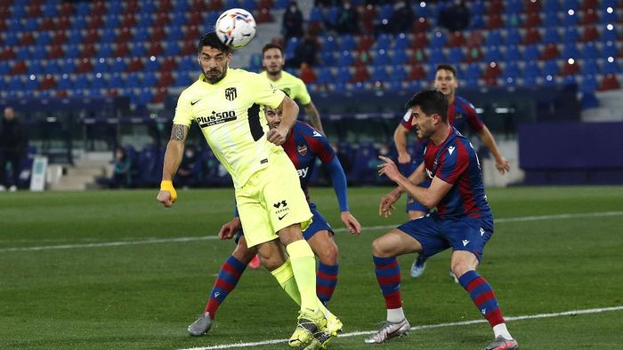 Levante vs Atletico Madrid VALENCIA, SPAIN - FEBRUARY 17: Luis Suarez of Atletico de Madrid wins a header during the La Liga Santander match between Levante UD and Atletico Madrid at Ciutat de Valencia on February 17, 2021 in Valencia, Spain. Sporting stadiums around Spain remain under strict restrictions due to the Coronavirus Pandemic as Government social distancing laws prohibit fans inside venues resulting in games being played behind closed doors. (Photo by Eric Alonso/Getty Images)