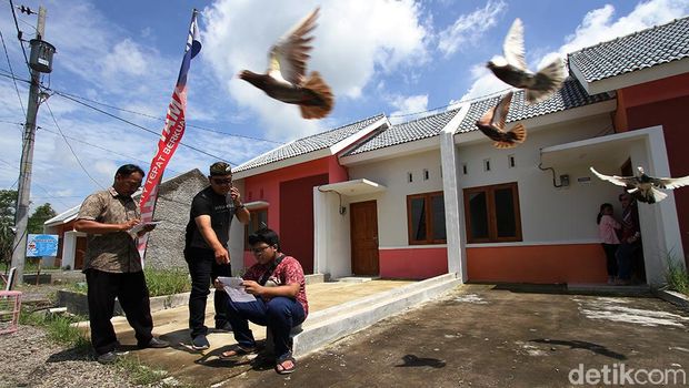 Arsitek mengecek fisik bangunan di perumahan bersubsidi tipe 21 Graha Sejahtera Tempel, Sukoharjo, Jawa Tengah, Kamis (18/2).  PT Bank Tabungan Negara (Persero) Tbk dan Kementerian Pekerjaan Umum dan Perumahan Rakyat (PUPR) bekerja sama menyalurkan kredit pemilikan rumah (KPR) subsidi dengan skema bantuan pembiayaan perumahan berbasis tabungan (BP2BT).
