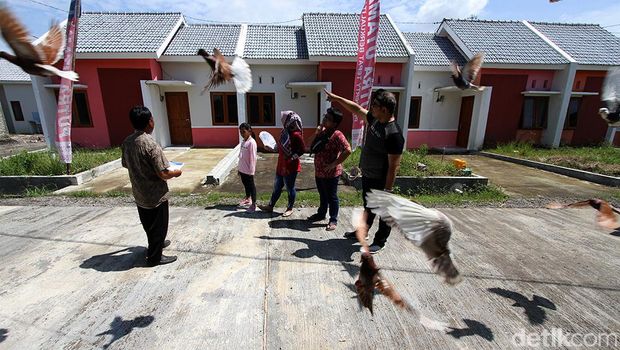 Arsitek mengecek fisik bangunan di perumahan bersubsidi tipe 21 Graha Sejahtera Tempel, Sukoharjo, Jawa Tengah, Kamis (18/2).  PT Bank Tabungan Negara (Persero) Tbk dan Kementerian Pekerjaan Umum dan Perumahan Rakyat (PUPR) bekerja sama menyalurkan kredit pemilikan rumah (KPR) subsidi dengan skema bantuan pembiayaan perumahan berbasis tabungan (BP2BT).