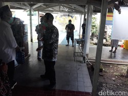 Momen Menko PMK Muhadjir Berbincang dengan Pasien Corona di Shelter Bantul