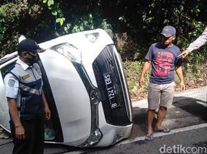 Tak Kuat Menanjak, Minibus Mundur-Terguling di Cisarakan Sukabumi
