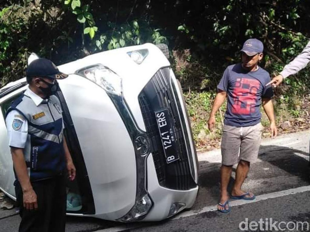 Tak Kuat Menanjak, Minibus Mundur-Terguling di Cisarakan Sukabumi Tak Kuat Menanjak, Minibus Mundur-Terguling di Cisarakan Sukabumi