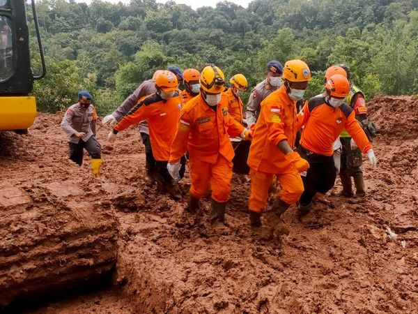 Momen Evakuasi Jenazah Korban Longsor Nganjuk