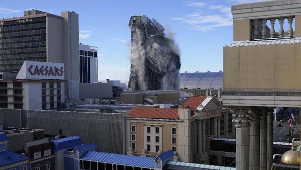 Momen Trump Plaza Hotel dan Kasino Dihancurkan