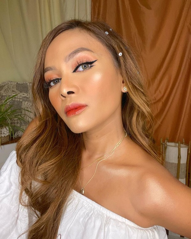 Trik Memancungkan Hidung dengan Eyeliner