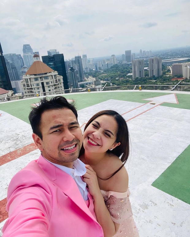 Nagita Slavina/instagram.com/raffinagita1717 Nagita Slavina berselfie dengan sang suami di atas bangunan/instagram.com/raffinagita1717