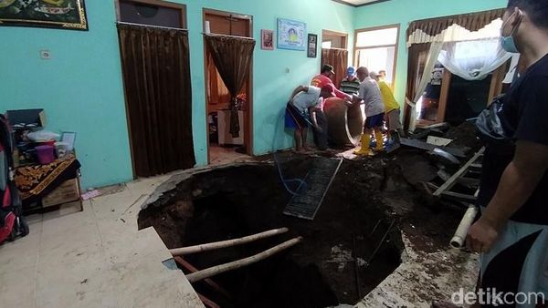 Ngeri! Lantai Ruang Tamu Rumah Warga di Temanggung Ambles