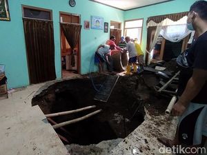 Ngeri! Lantai Ruang Tamu Rumah Warga di Temanggung Ambles Ngeri! Lantai Ruang Tamu Rumah Warga di Temanggung Ambles