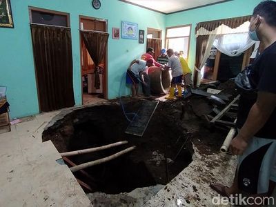 Ngeri! Lantai Ruang Tamu Rumah Warga di Temanggung Ambles