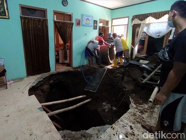 Ngeri! Lantai Ruang Tamu Rumah Warga di Temanggung Ambles