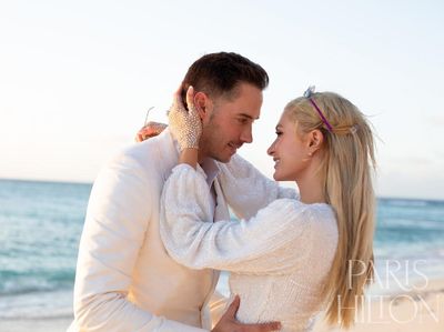 Senyum Penuh Kebahagiaan Paris Hilton Resmi Nikah di Usia 40 Tahun
