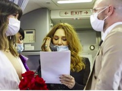 Cinta Mati, Pasangan Ini Nikah di Ketinggian 12 Ribu Meter