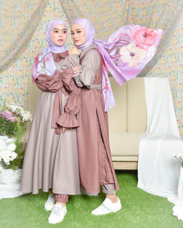 Intip Koleksi Sisterhood Kolaborasi Fashion Muslimah Lesti Kejora Dan Dinda Hauw