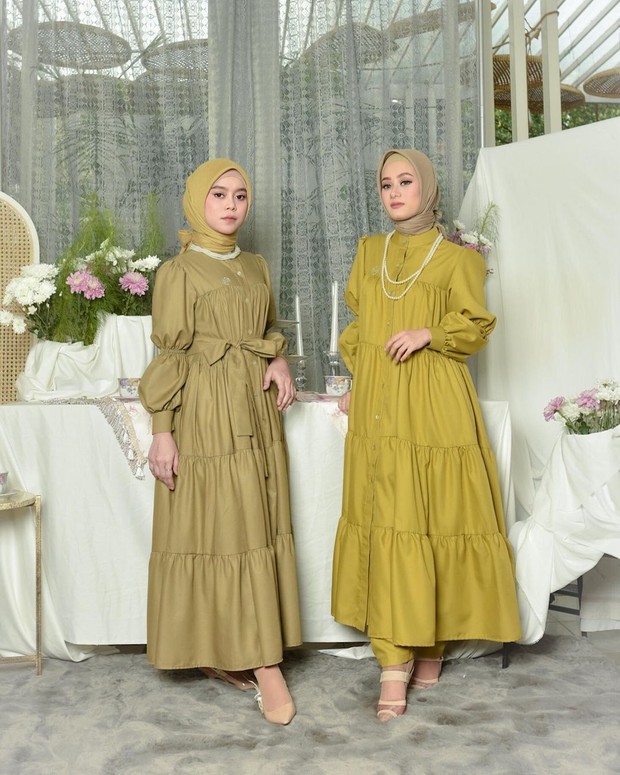 Pedangdut Lesti Kejora berkolaborasi dengan aktris Dinda Hauw untuk koleksi rancangan fesyen muslimah mereka yang diberi nama Sisterhood.