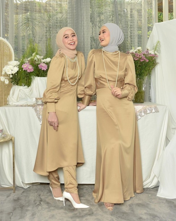 Pedangdut Lesti Kejora berkolaborasi dengan aktris Dinda Hauw untuk koleksi rancangan fesyen muslimah mereka yang diberi nama Sisterhood.