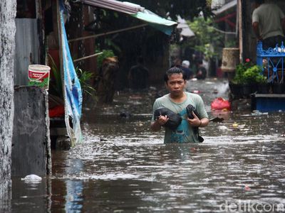Penampakan Banjir yang Rendam Pasar Kambing Mampang
