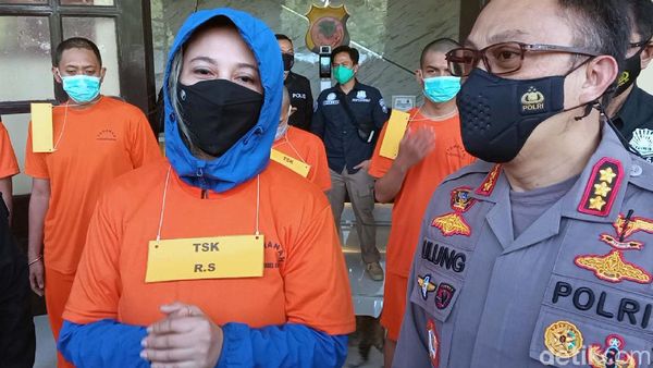 Penampakan Penyanyi Rinada Berbaju Tahanan