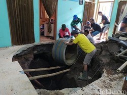 Ngeri! Ruang Tamu Warga Temanggung Ini Mendadak Bolong Gegara Ambles