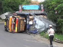 Truk Bermuatan Keramik Terguling di Tikungan Bangkong Sumedang