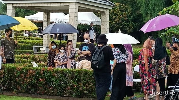 Peringati 1 Tahun, BCL Nyekar ke Makam Ashraf Sinclar
