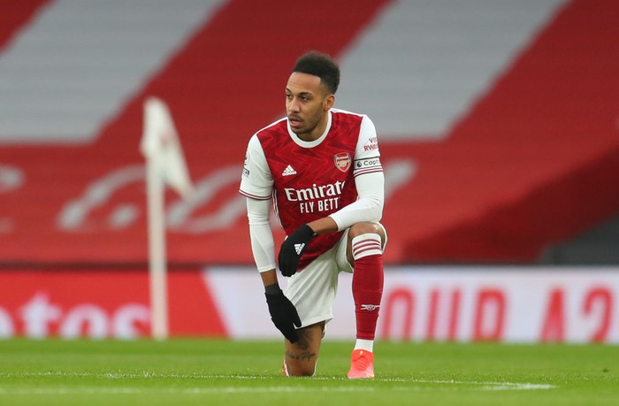 LONDON, ENGLAND - FEBRUARY 14: Pierre Emerick Aubameyang of Arsenal takes a knee in support of the Black Lives Matter movement prior to the Premier League match between Arsenal and Leeds United at Emirates Stadium on February 14, 2021 in London, England. Sporting stadiums around the UK remain under strict restrictions due to the Coronavirus Pandemic as Government social distancing laws prohibit fans inside venues resulting in games being played behind closed doors. (Photo by Catherine Ivill/Getty Images)