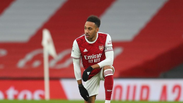 LONDON, ENGLAND - FEBRUARY 14: Pierre Emerick Aubameyang of Arsenal takes a knee in support of the Black Lives Matter movement prior to the Premier League match between Arsenal and Leeds United at Emirates Stadium on February 14, 2021 in London, England. Sporting stadiums around the UK remain under strict restrictions due to the Coronavirus Pandemic as Government social distancing laws prohibit fans inside venues resulting in games being played behind closed doors. (Photo by Catherine Ivill/Getty Images)