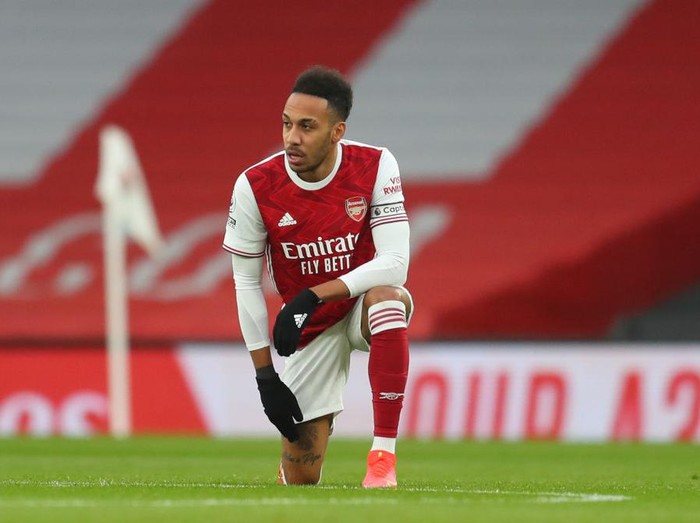 LONDON, ENGLAND - FEBRUARY 14: Pierre Emerick Aubameyang of Arsenal takes a knee in support of the Black Lives Matter movement prior to the Premier League match between Arsenal and Leeds United at Emirates Stadium on February 14, 2021 in London, England. Sporting stadiums around the UK remain under strict restrictions due to the Coronavirus Pandemic as Government social distancing laws prohibit fans inside venues resulting in games being played behind closed doors. (Photo by Catherine Ivill/Getty Images)