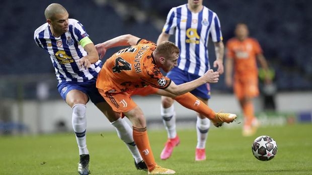 Porto's Pepe, left, fights for the ball with Juventus' Dejan Kulusevski during the Champions League round of 16, first leg, soccer match between FC Porto and Juventus at the Dragao stadium in Porto, Portugal, Wednesday, Feb. 17, 2021. (AP Photo/Luis Vieira)