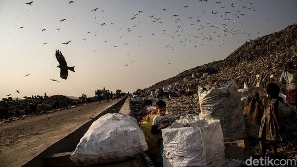 Potret Pemulung Cilik dari Tanah India