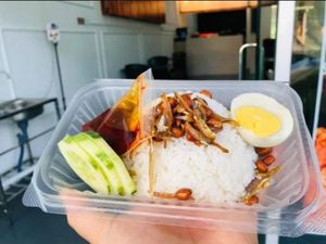 Salut! Resto Ini Bagikan Nasi dan Ayam Goreng Gratis untuk Orang Membutuhkan