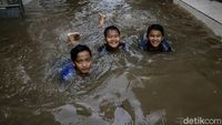 Riangnya Anak-anak di Tebet Main Air di Kolam Renang Dadakan