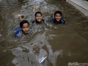 Riangnya Anak-anak di Tebet Main Air di Kolam Renang Dadakan