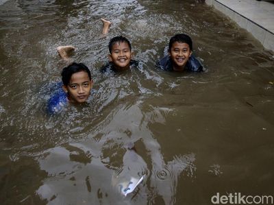 Riangnya Anak-anak di Tebet Main Air di Kolam Renang Dadakan