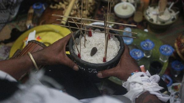 Potret Ritual Adat Suku Dayak untuk Antarkan Arwah