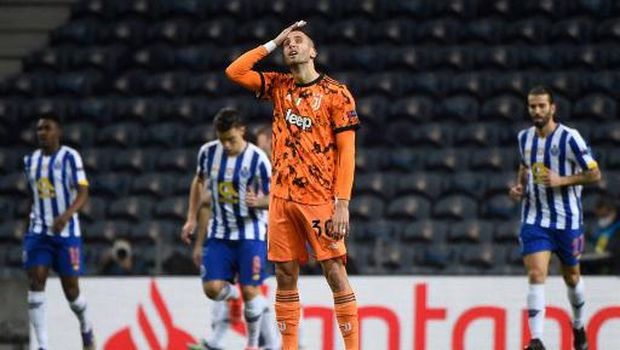 Juventus' Uruguayan midfielder Rodrigo Bentancur reacts to Porto's opening goal scored by FC Porto's Iranian forward Mehdi Taremi during the UEFA Champions League round of 16 first leg football match between Porto and Juventus at the Dragao stadium in Porto on February 17, 2021. (Photo by MIGUEL RIOPA / AFP)