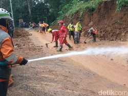 Tanah Longsor Timbun Jalan Berhasil Dievakuasi, Jalan Ciamis-Cirebon Dapat Dilalui